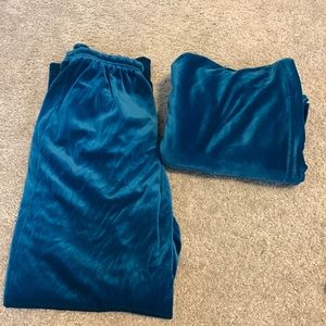 Sweat suit , size medium both top and bottom !I never wear it